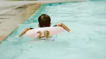 Copil cu dizabilități, exclus de la piscina taberei de vară. Părinții au dat în judecată organizatorii și au câștigat