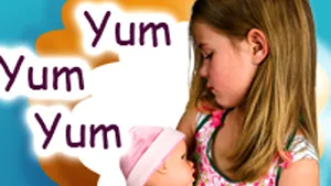 Păpuşa care trebuie alăptată, lansată în SUA. Cum sunt învăţate fetiţele să alăpteze. Eşti de acord? - VIDEO