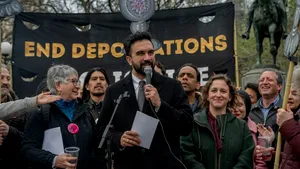 Un agent ICE a împușcat un bărbat la New York. Primarul orașului îi cere lui Trump să oprească operațiunile