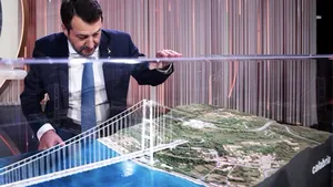 Salvini începe construirea unui pod între Italia continentală și Sicilia, proiect care trenează de 10 ani