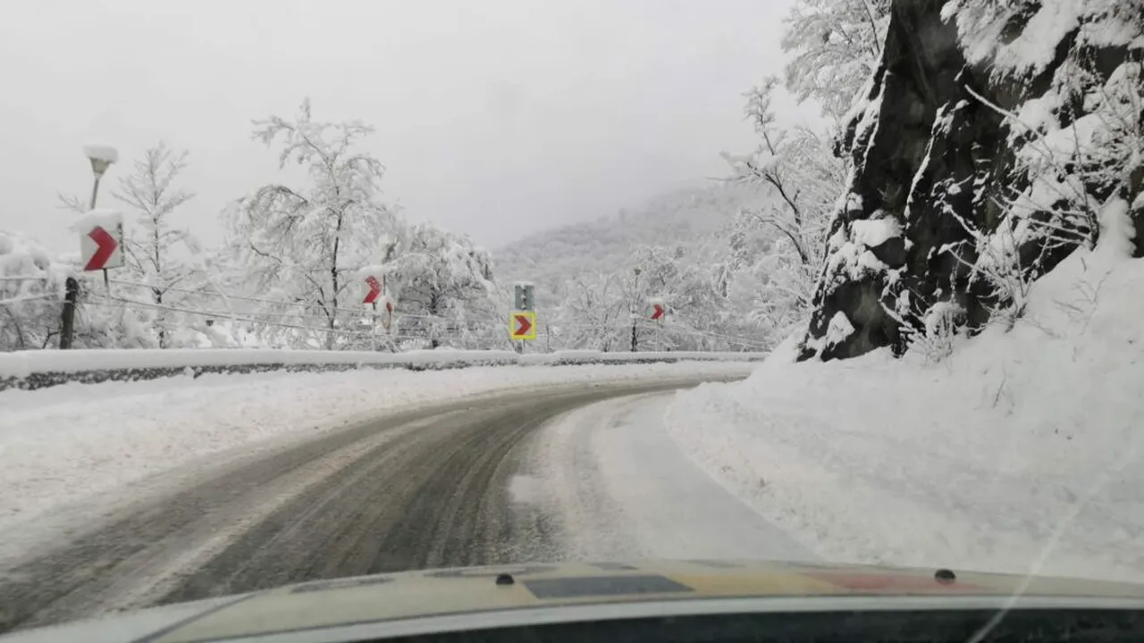 Situația la ora 12.00: Trafic oprit pe trei drumuri naționale. Restricții pe alte opt drumuri