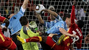 Comisia de disciplină a FIFA va analiza cartonaşul roşu primit de Luis Suarez