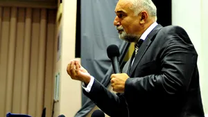 Vosganian: Băsescu să spună membrilor familiei că au şi avantaje şi riscuri