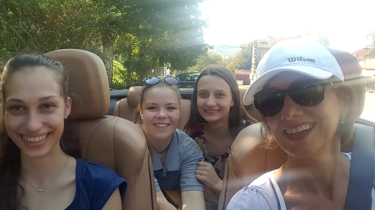 Carmen Iohannis, într-o decapotabilă alături de elevele ei, într-o excursie la Cisnădioara - VIDEO