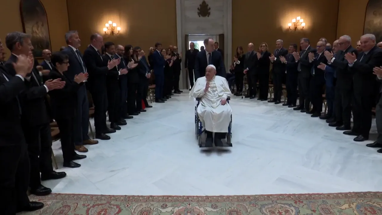Papa Francisc le-a mulțumit medicilor care i-au salvat viața în cadrul unei întâlniri la Vatican