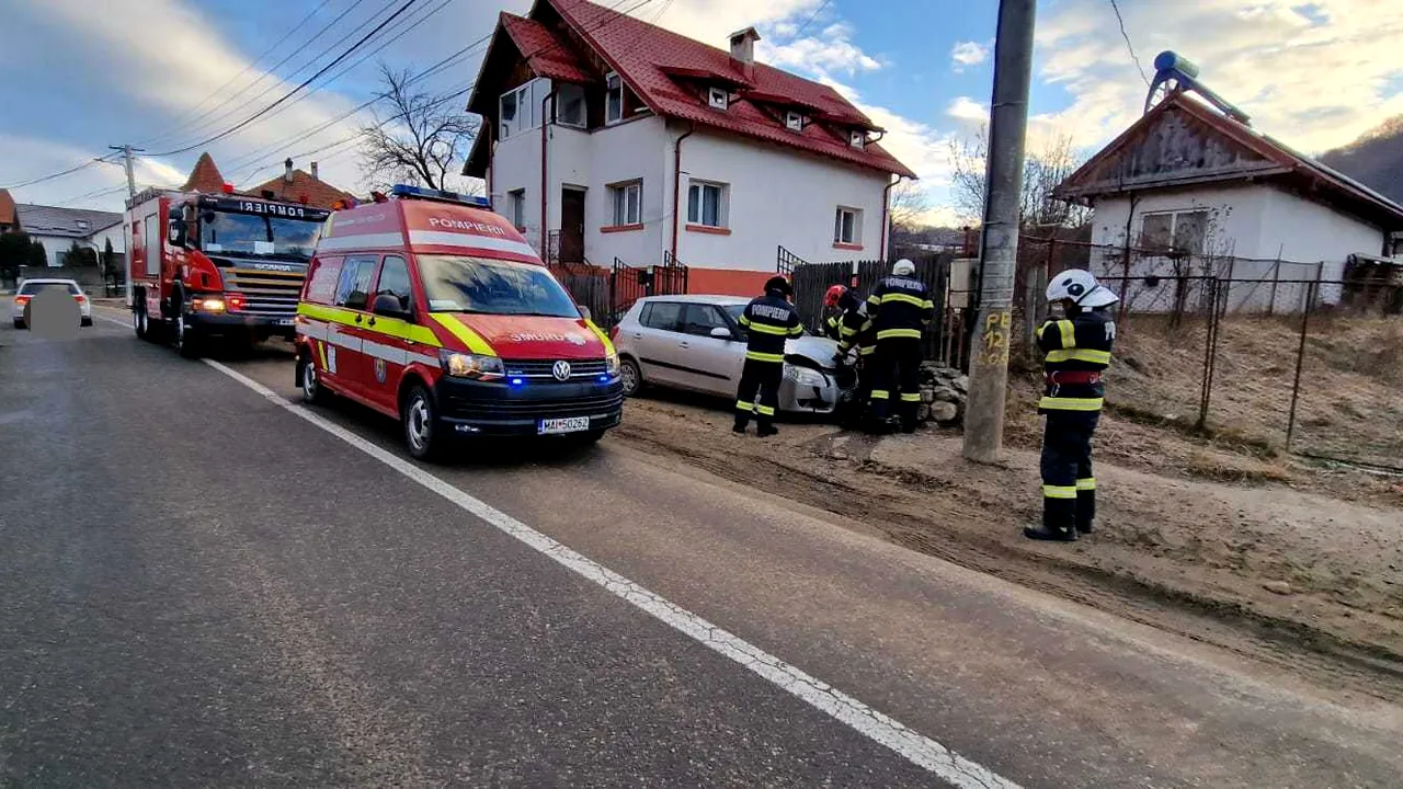 O femeie de 75 de ani a fost rănită după ce maşina în care se afla a lovit un gard
