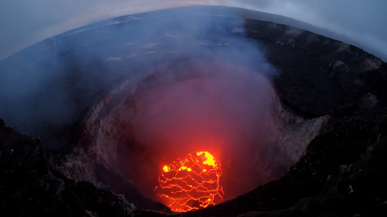 Un vulcan din Indonezia a erupt. Mai multe localităţi au fost evacuate