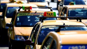 Taximetriştii care activează în zona aeroporturilor, verificaţi de poliţişti