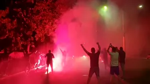 VIDEO | 100 de fani ai Craiovei i-au aşteptat pe jucători cu torţe şi fumigene după partida câştigată în faţa celor de la FC Botoşani 