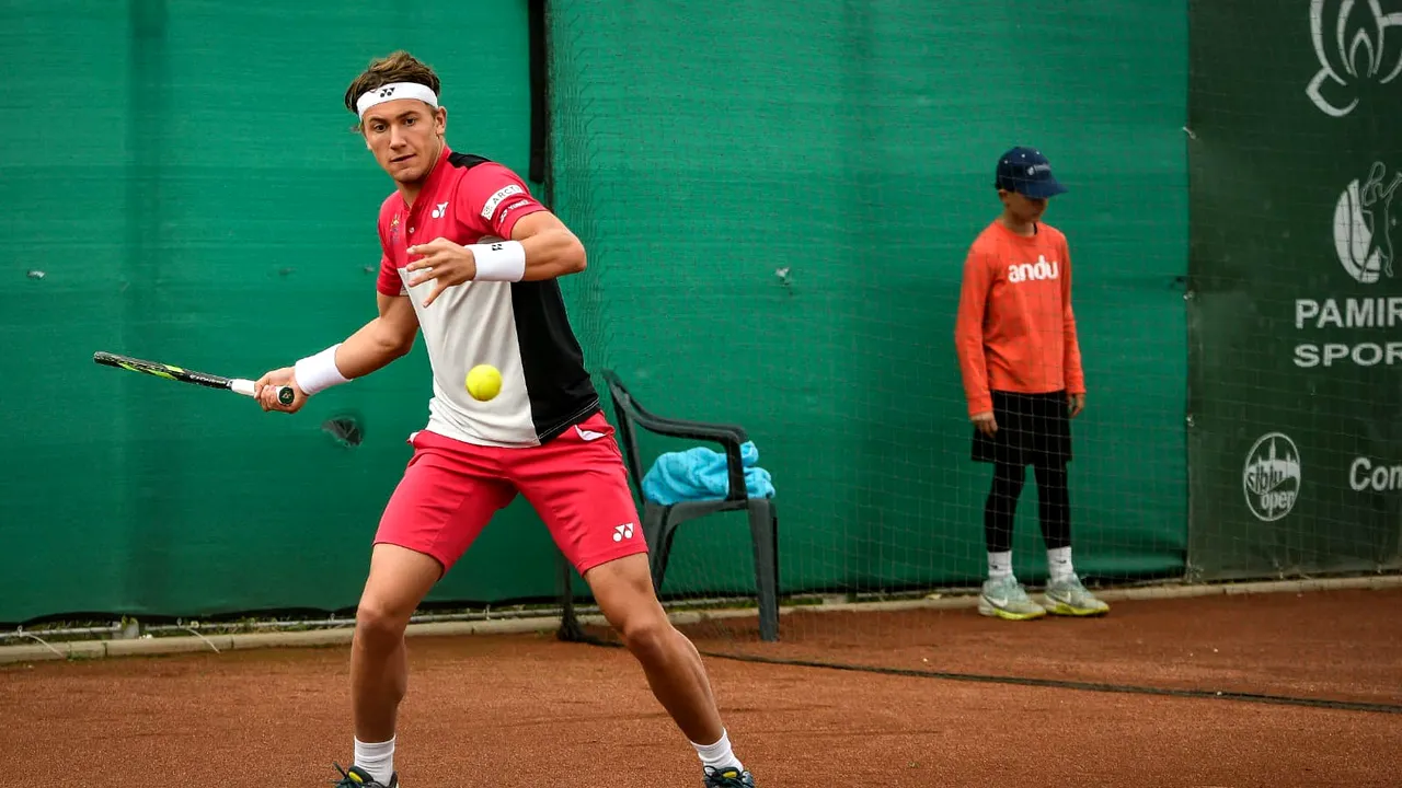 Casper Ruud a fost în România. Finalistul de la Roland Garros a jucat pe un teren pe calcă şi preşedintele României