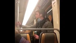 VIDEO | Moment revoltător la metroul din Bruxelles: un tânăr cu mască a contaminat o bară de susţinere. Reacţia imediată a autorităţilor