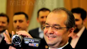 Boc, reporter amator la Convenţia PDL: A filmat ziariştii şi le-a pus întrebări - VIDEO