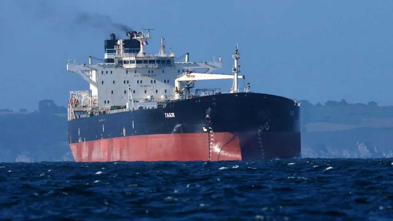 Un milion de euro amendă pentru un petrolier din „flota din umbră” a Rusiei