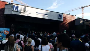 FOTO | Coadă de zeci de oameni, formată la staţia de metrou Pipera, după modernizarea sistemului de acces