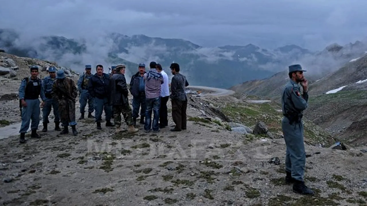 Cadavre şi fragmente ale avionului prăbuşit, găsite lângă Kabul