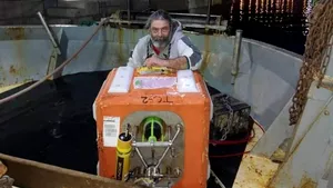 La scurt timp după ce a scos o cutie portocalie misterioasă de pe fundul mării, un pescar a fost contactat de cea mai puternică marină militară din lume: „Gunoiul” ne aparţine