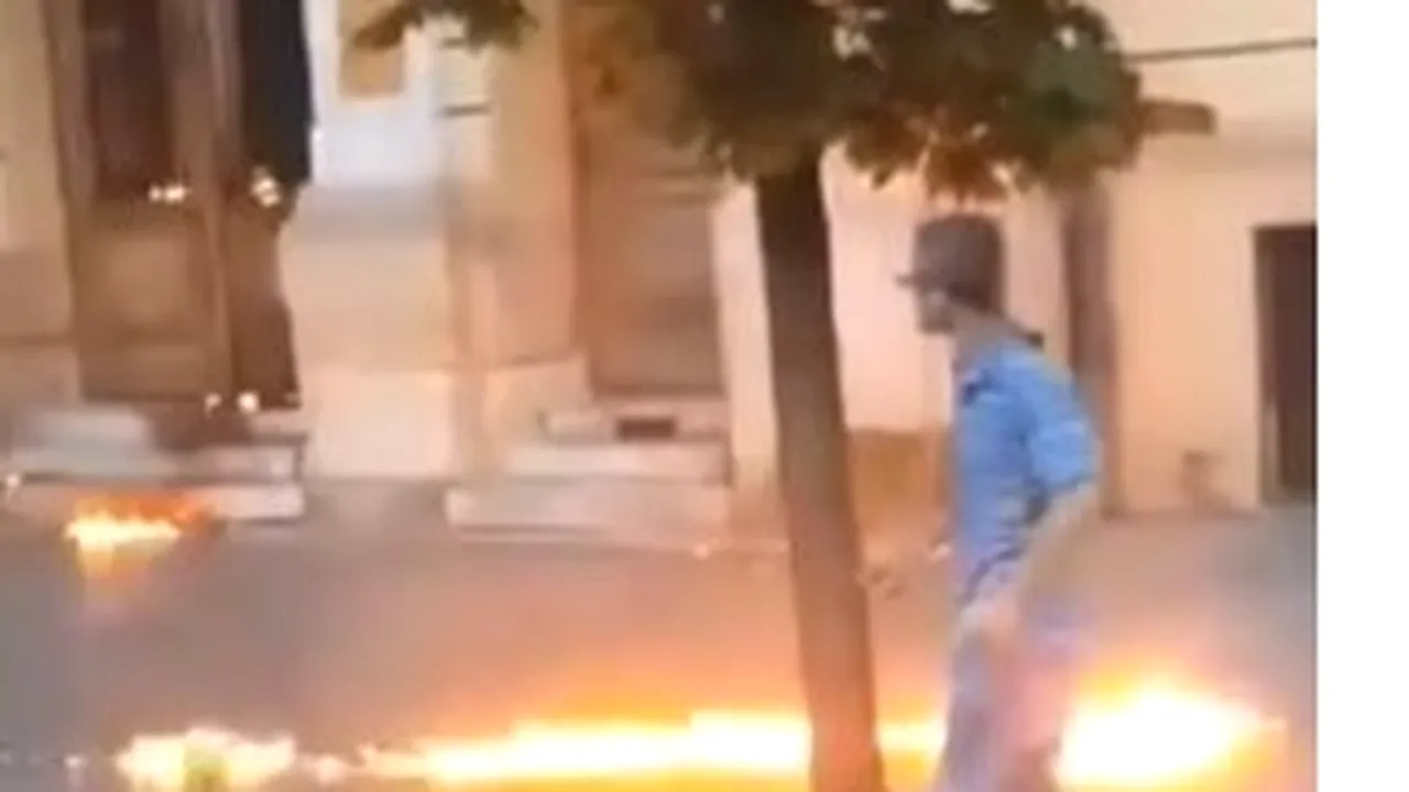 Un tânăr a dat foc uşii de la intrarea în Primăria Cluj-Napoca