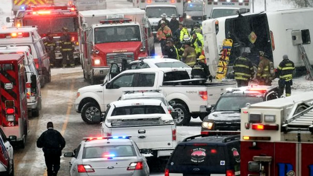 Cel puţin 30 de răniţi într-un accident produs în nord-estul Statelor Unite, pe fondul viscolului - FOTO, VIDEO