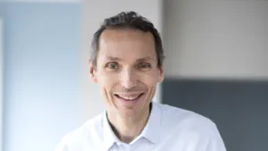 INTERVIU Scriitorul Laurent Gounelle recunoaşte că eroii romanelor sale sunt uneori mai buni decât el: Soţia îmi spune 