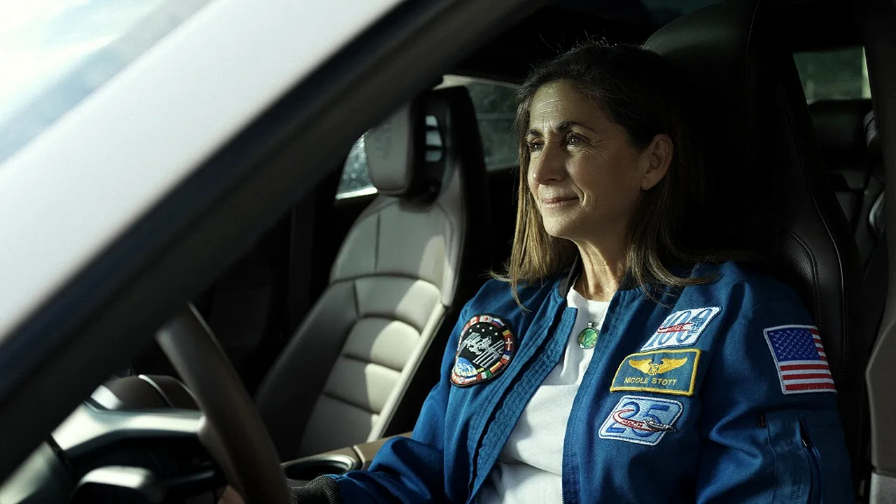 Bogdan Petrice a realizat o şedinţă foto în Bucureşti cu astronauţii internaţionali NASA