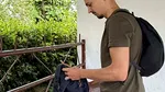 Geantă cu bani, găsită de un elev jandarm într-o stație de autobuz. Tânărul a predat-o autorităților
