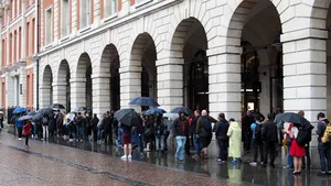 Soluţia găsită de un bărbat pentru a evita să stea la rând pentru a intra la un concert. Acesta a fost arestat imediat