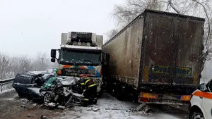 Şapte oameni, între care 2 copii, răniţi în impactul dintre două camioane şi o maşină, în Fălticeni | FOTO