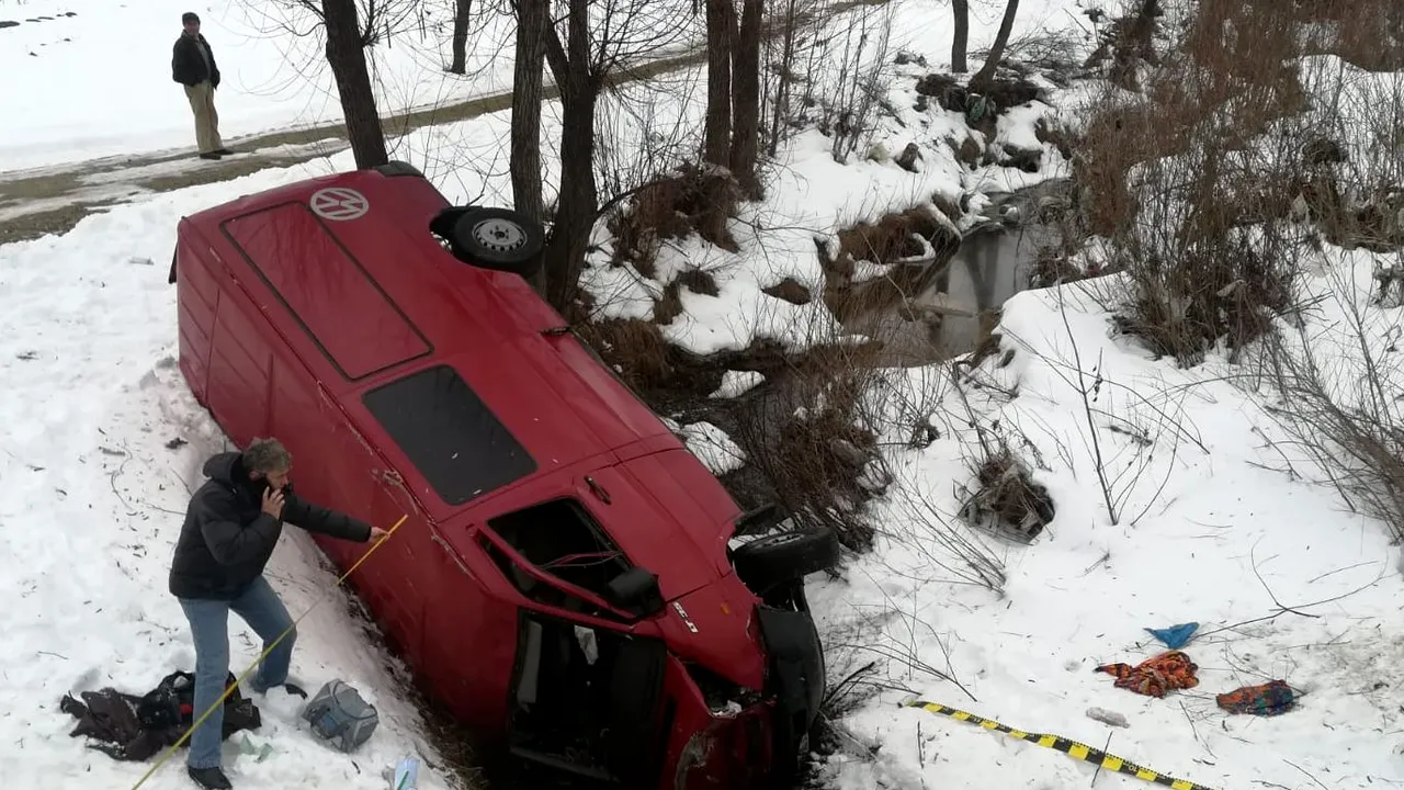 Un mort şi cinci răniţi după ce un microbuz a căzut într-o râpă din Bacău | FOTO