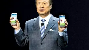 SAMSUNG ar putea câştiga mai mulţi bani dacă modelele iPhone X ale APPLE au succes, în detrimentul celor ale propriului brand