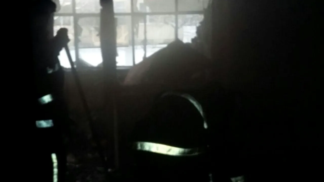 Peste 20 de persoane evacuate dintr-un bloc din Dâmboviţa, în urma unui incendiu | FOTO