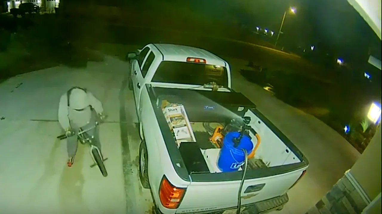 VIDEO | Metoda ingenioasă prin care o femeie ţine hoţii la distanţă de maşina sa