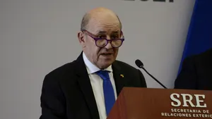 Franţa caută o soluţie diplomatică la criza din Ucraina, în timp ce SUA îndeamnă cetăţenii americani să plece