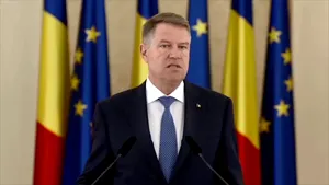 Iohannis anunţă că masca de protecţie devine obligatorie în spaţiile închise