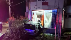 Un şofer a intrat cu maşina într-un magazin