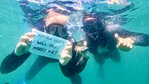 Liderul trupei Metallica, James Hetfield, și-a cerut iubita în căsătorie vineri, 13, sub apă, printre rechini