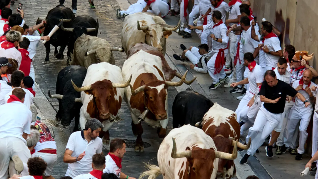 Spania: A început prima cursă de tauri din Pamplona. Trei participanți au fost duși la spital