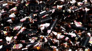 Arhitectură ecologică: Cum arată casa construită din 500.000 de sticle de bere - FOTO, VIDEO 