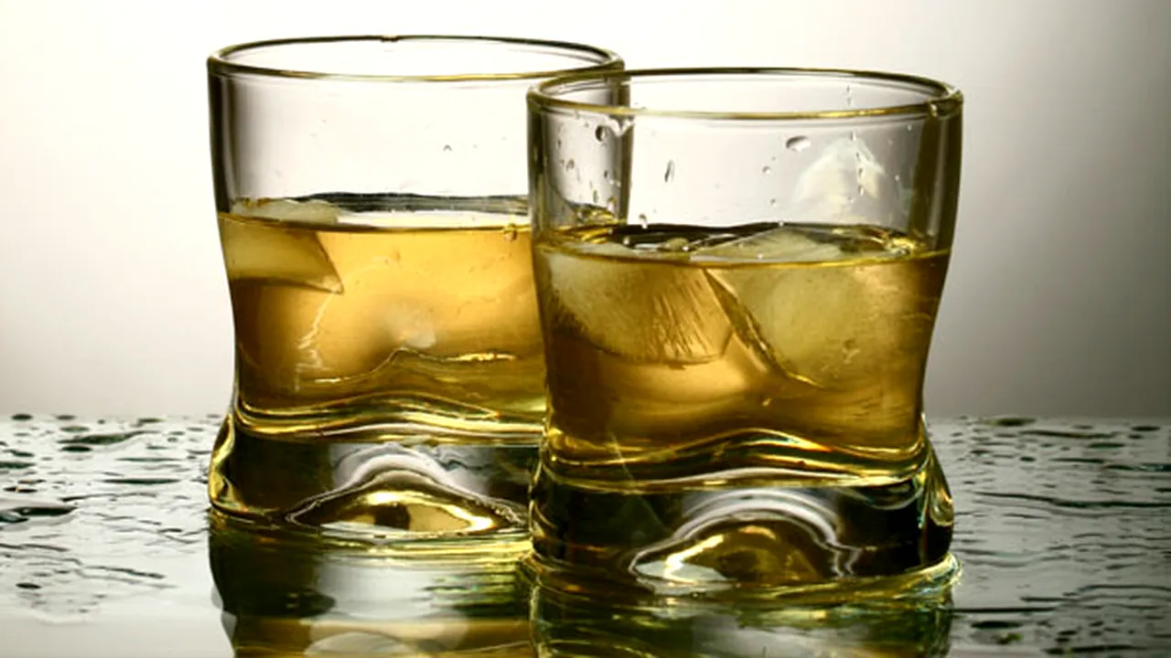Consumul de alcool şi ideea de a bea îi fac pe oameni să se creadă mai atrăgători