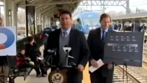 Politician, aproape lovit de tren, în timpul unui discurs despre siguranţa feroviară - VIDEO