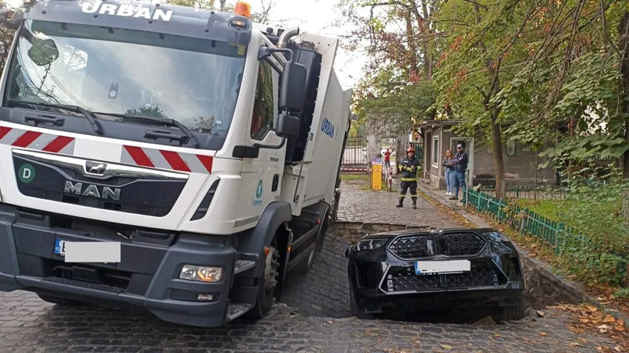 Maşină căzută într-o groapă după ce asfaltul s-a surpat