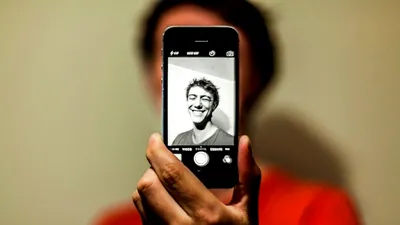 TEHNOLOGIE Nu arunca telefonul vechi. Îl poți transforma într-o cameră de supraveghere în mai puțin de 5 minute