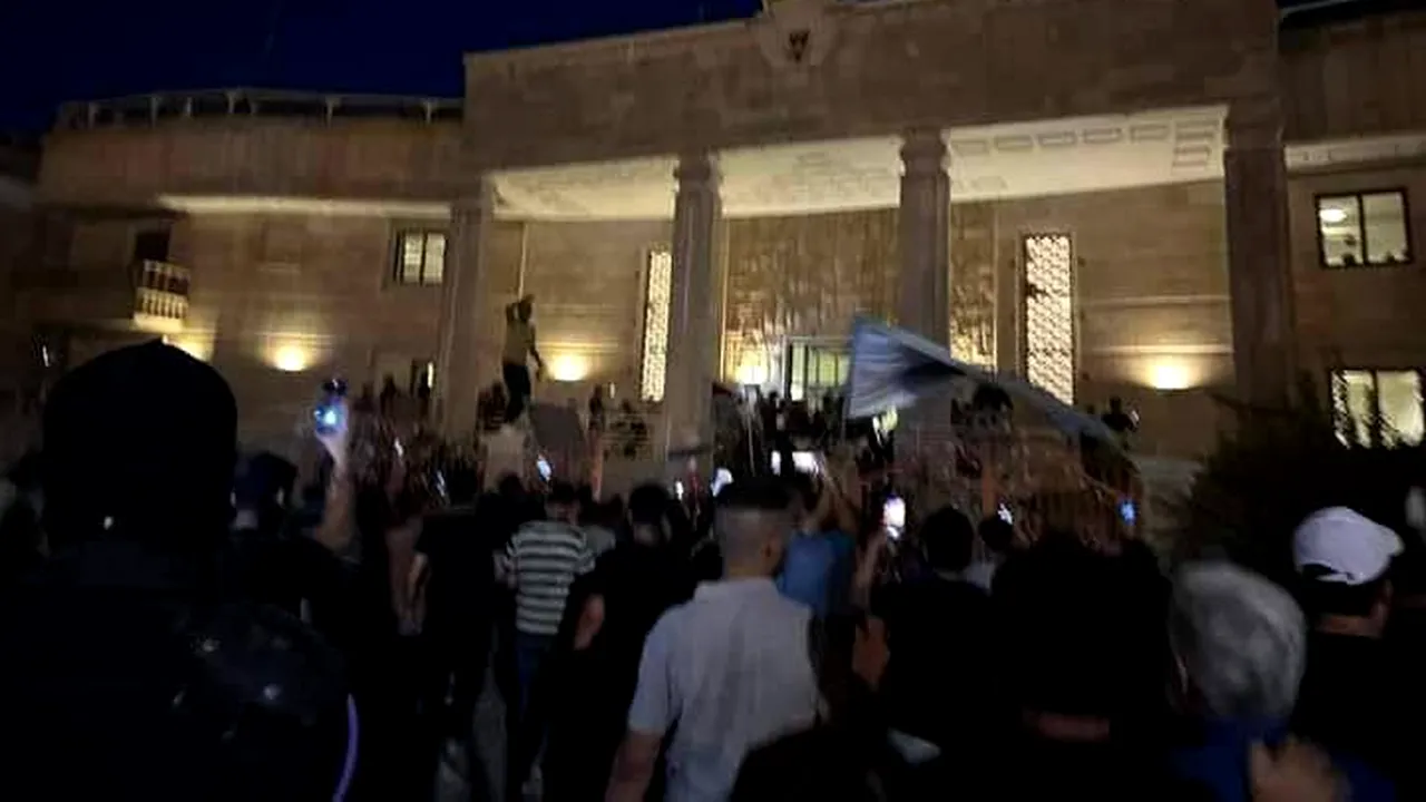 Ambasada Suediei din Bagdad, luată cu asalt şi incendiată din cauza arderii Coranului