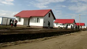 Peste 20 de case nou construite pentru sinistraţii din Rast au rămas fără acoperiş