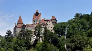 Turist italian de 55 de ani, găsit mort în curtea Castelului Bran