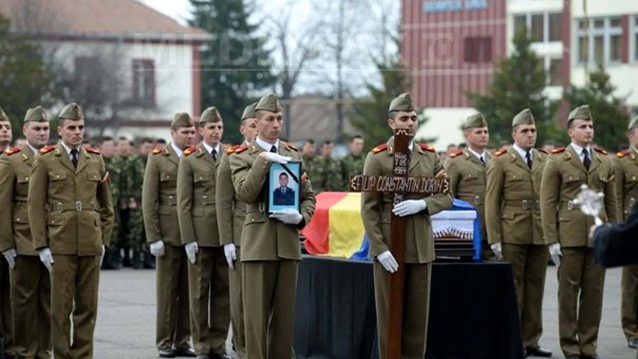 Ceremonial religios la Academia Forţelor Terestre Sibiu, în memoria militarilor morţi în accident. La eveniment asistă Klaus Iohannis şi Mircea Duşa - FOTO