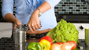 Supa instant dă celulită. Pericolul mâncarii din conserve sau plic