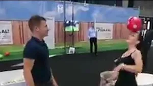 Dacă jonglează aşa pe tocuri, oare cum ar juca pe terenul de fotbal?
