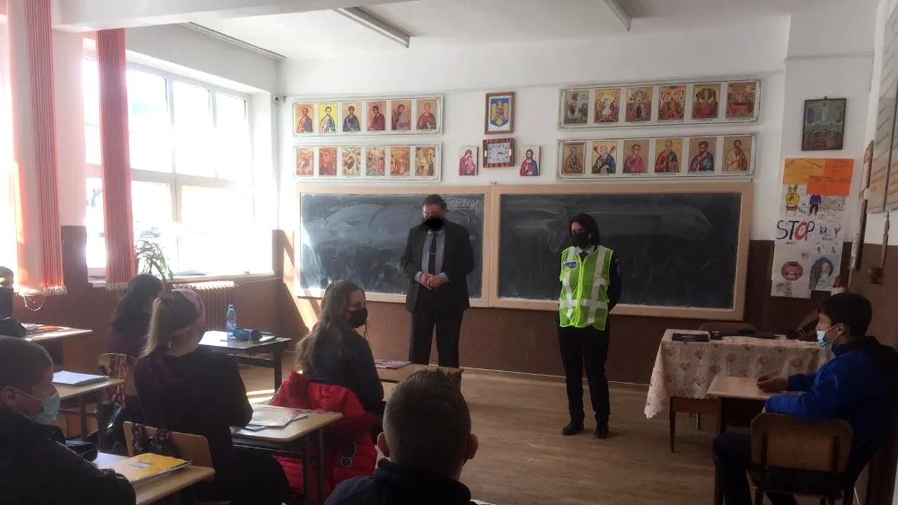 De-a râsu'-plânsu'. Unui profesor de la Suceava i-a fost desenată pe faţă o mască de protecţie, în Photoshop. Fotografia, făcută într-o sală de clasă, cu elevi, la o acţiune a Poliţiei