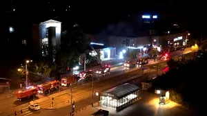 Incendiu produs vineri noaptea, în Bucureşti, la Medlife-Titan/ Faţada spitalului, afectată