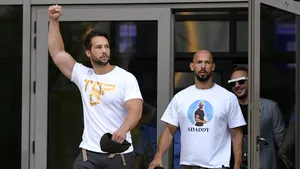 Andrew Tate, arestat la domiciliu; Tristan Tate a fost pus sub control judiciar. Ei sunt acuzaţi că au exploatat sexual 34 de victime, inclusiv o minoră de 15 ani